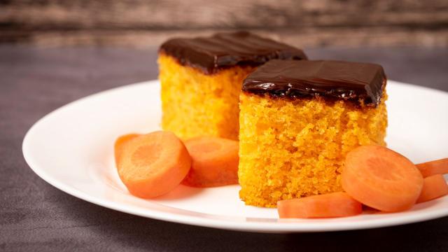 Nem ovo, nem leite: esse bolo de cenoura fofinho e molhadinho vai se tornar o seu favorito, a receita é muito fácil!