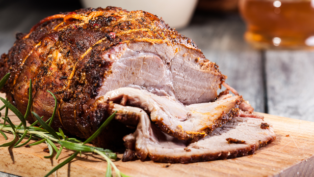 Pernil está caro? Então conheça esse corte de carne suína perfeito para substituir no Natal