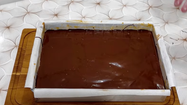 Cobertura de chocolate é a última camada da torta escocesa do Pica-Pau. (créditos: reprodução/Youtube: Na cozinha com o Barba) 