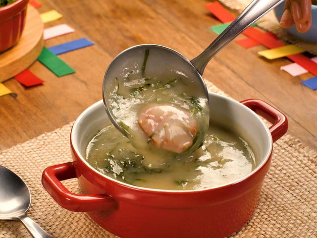 Esquente seu dia com esses preparos DELICIOSOS de caldos perfeitos para espantar o frio