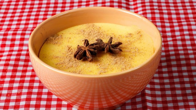 Canjica nordestina de milho verde decorada com canela em pó e cravos (Créditos: Shutterstock)