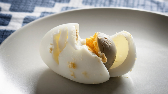 Mancha cinza esverdeada no ovo cozido: muita gente joga fora, mas o motivo pode ser mais simples do que parece