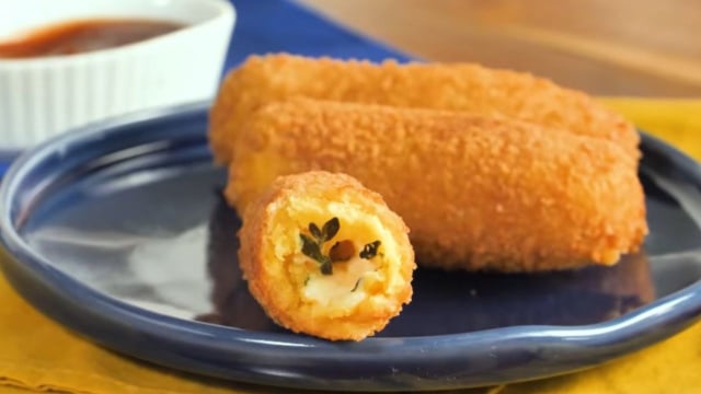 Troquei a bolinha de queijo por esse palitinho de milho recheado que fica crocante, cremoso e muito fácil de fazer