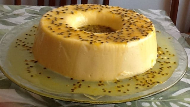 Faça uma variação cítrica do doce feito com coco com esse manjar de maracujá! (Créditos: TudoGostoso/Jocineusa França)