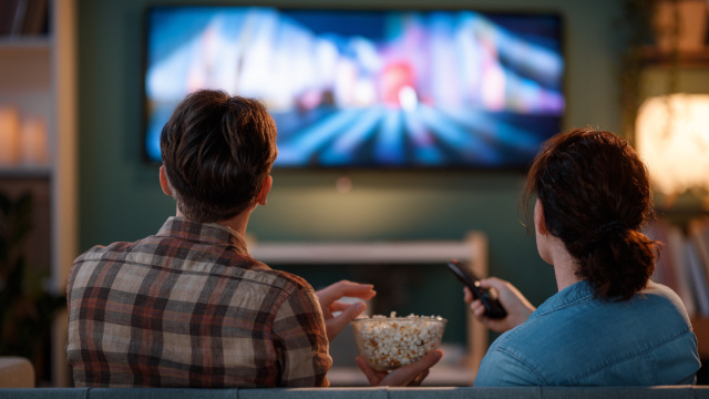 Adeus dor no pescoço: pare de pendurar a TV como um quadro e descubra a altura ideal, revelada por especialista