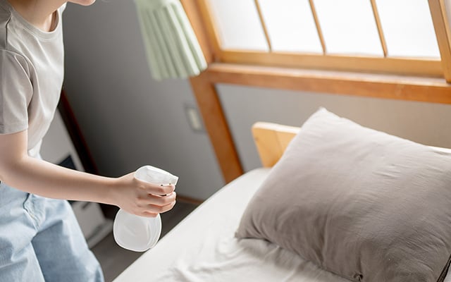 Colocar vinagre no quarto antes de dormir pode ajudar por diversos motivos. Você realmente acorda se sentindo diferente