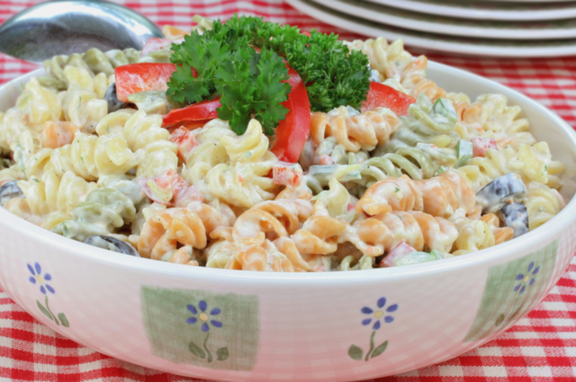 Salada de macarrão com molho de maionese na ceia de Natal: todo mundo vai querer repetir no ano novo