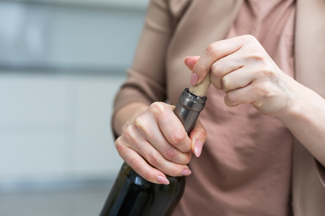 Adeus saca-rolhas: esse é o jeito mais fácil de abrir uma garrafa de vinho, você só vai precisar de um…
