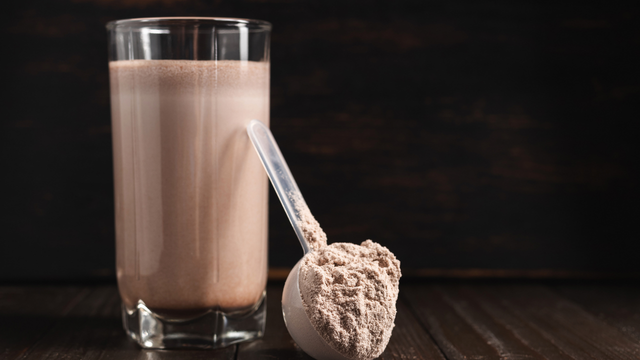 Whey batido com frutas: descubra quais podem ser misturadas com o suplemento