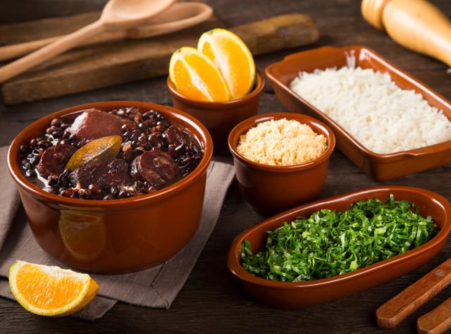 Laranja na feijoada: a mistura de ferro com vitamina C é mesmo imbatível para a saúde ou é mito?