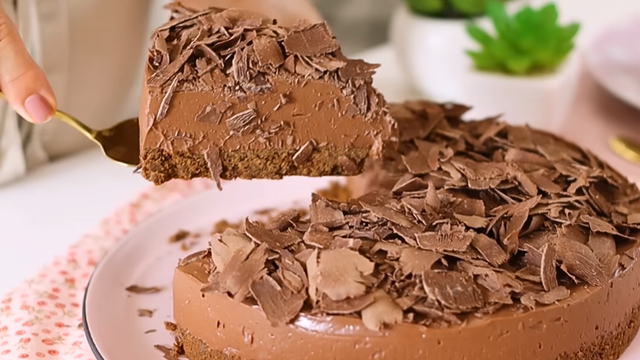 Essa torta gelada de chocolate de apenas 5 ingredientes não pode faltar na Páscoa da minha família: cremosa e fácil de fazer, todo mundo pede mais um pedaço