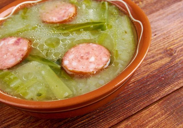 Creme de mandioca com linguiça calabresa (Créditos: Shutterstock)