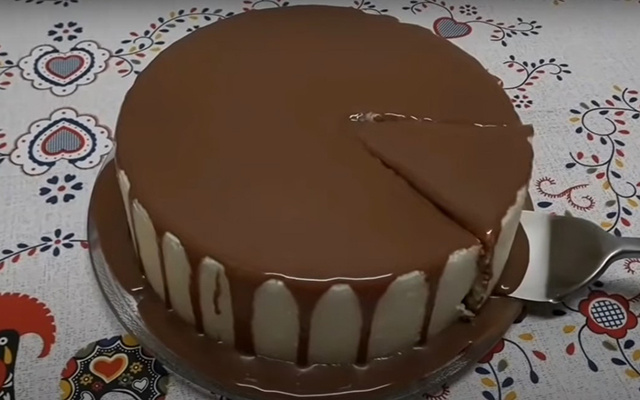 Nem ovo, nem farinha de trigo, nem forno: bolo simples de comer rezando pronto em 3 minutos