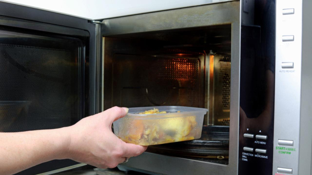 Sou cardiologista e garanto: "Aquecer alguns recipientes no micro-ondas aumenta a quantidade de microplásticos nos alimentos"