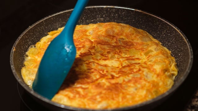 Julia, uma avó e cozinheira de 86 anos: “Para a omelete de batata, eu pico a cebola bem pequena e frito junto com as batatas”