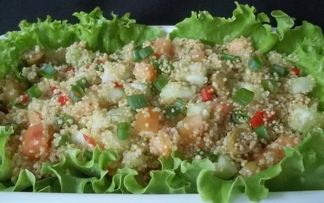 A salada de quinoa é ideal para quem quer um jantar saudável (Créditos: TudoGostoso/Maria F. N. Vechi)