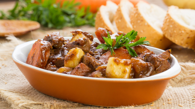 Ensopado de carne fica mais cremoso e saboroso se colocar esse ingrediente simples na panela