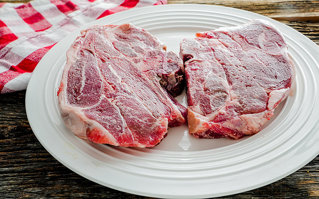 Sou biomédico e garanto que essa regra é muito importante: "Descongele a carne dentro da geladeira, não coloque em cima da pia porque esqueceu de tirar do freezer"