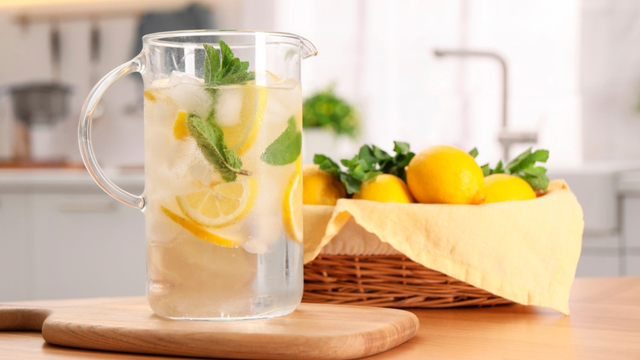 Posso tomar água saborizada todos os dias? Descubra as melhores combinações e cuidados