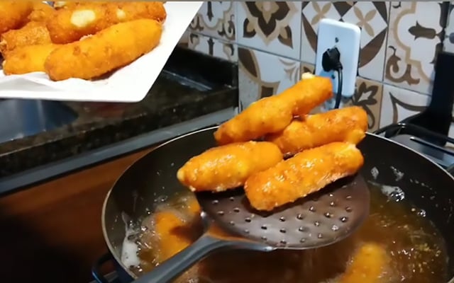 Croquete de queijo sem massa bem crocante por fora e puxa-puxa por dentro é de comer rezando