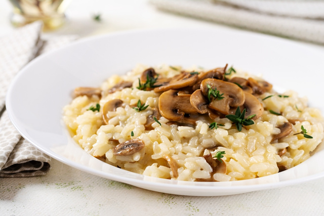 Risoto de cogumelos para fazer em 10 minutos no micro-ondas: prato sofisticado com pouco esforço para o almoço ou jantar