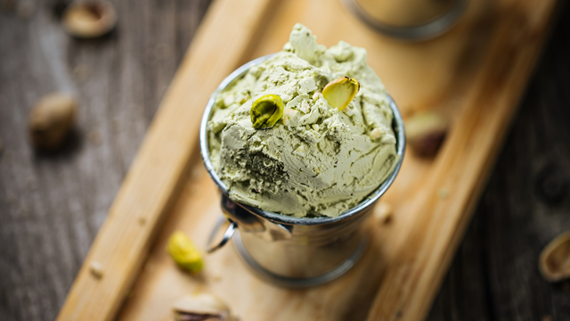 Gelado de Pistache saudável: é só misturar os ingredientes e congelar à noite para ter um sorvetinho delicioso e proteico