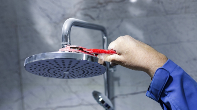 Se o seu pai não te ensinou, eu te ensino: como trocar a resistência do chuveiro com segurança