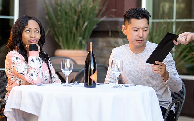 Partes iguais, cada um paga o seu ou aceita gentileza: como dividir a conta em um restaurante sem constrangimento, segundo em especialista em etiqueta (sem parecer avarento!)
