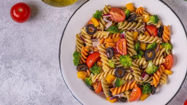 Deixe o banquete de Natal mais vibrante com essa salada de macarrão parafuso colorido. (Créditos: Shutterstock)