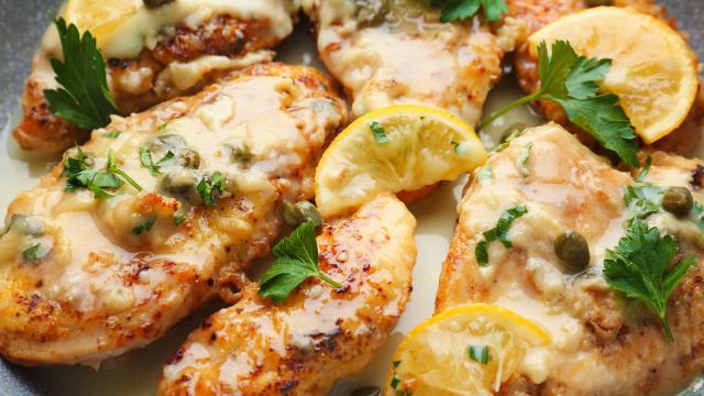 Frango grelhado ao alho e limão é a receita fácil para encher de sabor o seu almoço de segunda-feira
