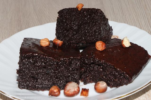 Bolo gelado de chocolate é a sobremesa perfeita para um lanche da tarde com a família: massa molhadinha e calda de brigadeiro são o ponto alto