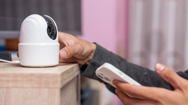 Ao instalar câmeras de segurança em casa, é preciso garantir também a segurança da rede de Wi-Fi (Créditos: Shutterstock)