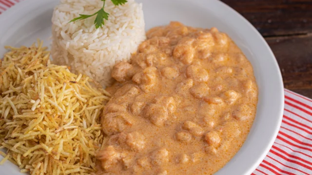 Troque o tradicional e prepare um estrogonofe de camarão do TudoGostoso no almoço de domingo