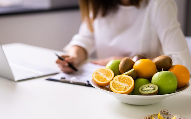 Sou nutricionista e garanto: "Essa fruta é quase um personal trainer do seu intestino, a rainha da digestão"