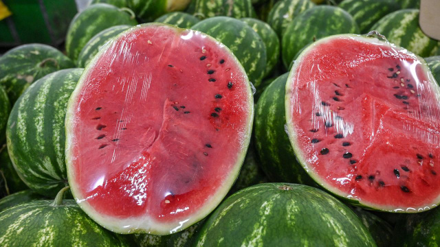 Por que você não deve comprar melancia já cortada no supermercado