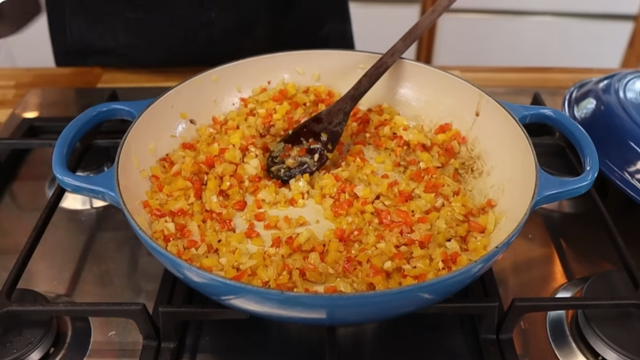 Os ingredientes refogados da moqueca. (Créditos: Receitas de Pai/ reprodução YouTube)