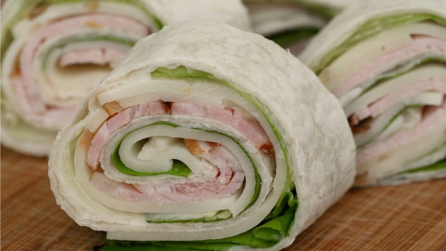 Veja como fazer um wrap nutritivo e equilibrado para o café da manhã (Créditos: Shutterstock)