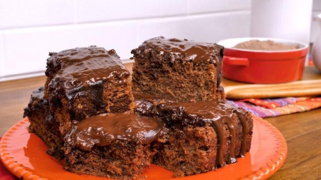 O melhor bolo de chocolate molhadinho e com a melhor calda do mundo