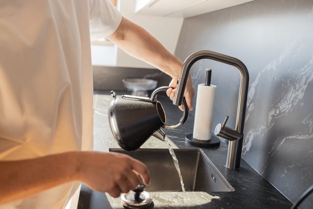 Com quantos anos você descobriu que nunca deve jogar água quente na pia da cozinha?
