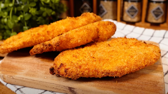 Parece mentira, mas esse frango empanado SUPERCROCANTE NÃO É FRITO: receita fácil e suculenta é feita no forno