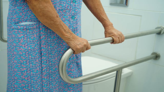 Soluções de acessibilidade aplicadas no banheiro para prevenir acidentes domésticos. (Foto: Shutterstock)