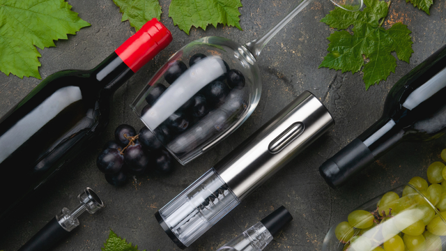 Abridor de vinho elétrico funciona? Conheça esse utensílio que promete abrir vinhos com mais facilidade