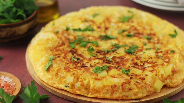 O jantar salva-vidas: faça essa omelete recheada em 5 minutos com o que tem na geladeira