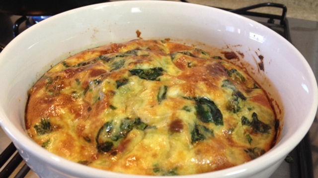 Essa receita combina presunto, espinafre, batata e queijo de ervas para criar um omelete irresistível. (créditos: TudoGostoso)