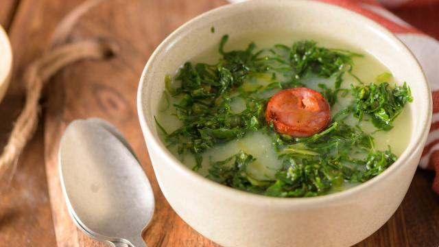 Friozinho na sua cidade? É hora de preparar um caldo verde cremoso muito prático com só 5 ingredientes!