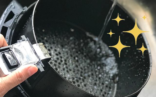 O truque fenomenal e muito simples para limpar a airfryer sem esforço: aqui em casa só fazemos assim