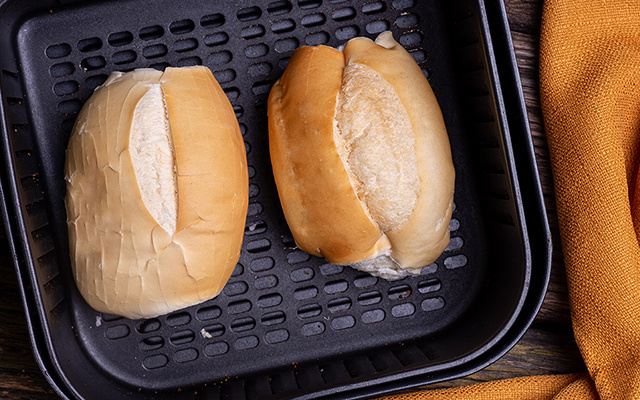 O truque simples que faz o pão voltar a ficar crocante depois de congelado