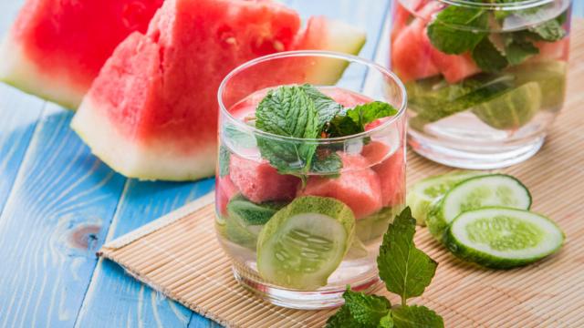 Se hidratar nunca foi tão delicioso com esse suco detox de melancia e pepino. (Créditos: TudoGostoso)