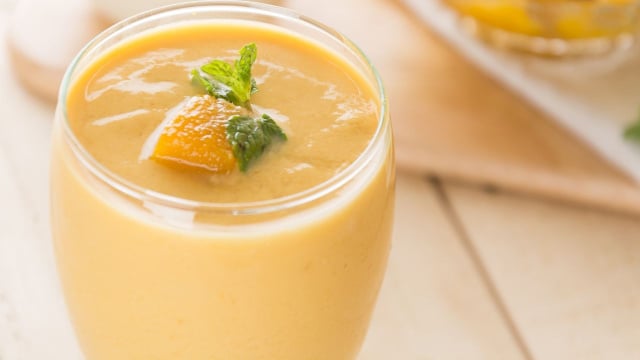 Suco de manga com leite supercremoso decorado com hortelã e pedaço da fruta (Créditos: Shutterstock)