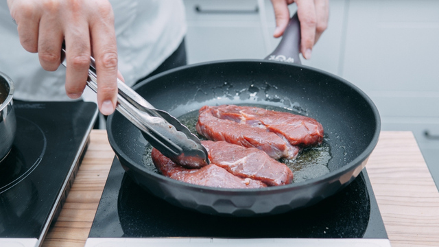 Nem manteiga, nem óleo: unte a frigideira com esse ingrediente antes de fritar